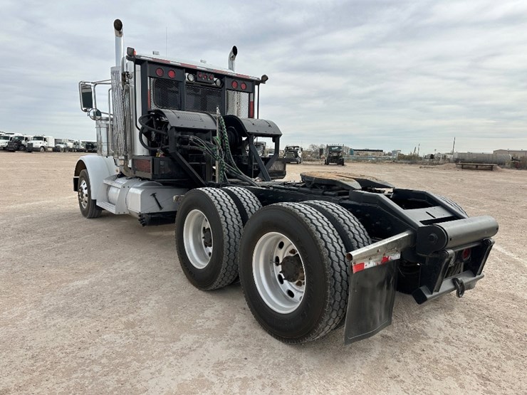 2013-peterbilt-367-image-8