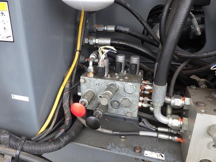 2017-skyjack-sj66t-image-12