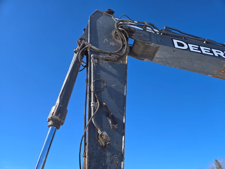 2016-deere-245g-lc-image-25