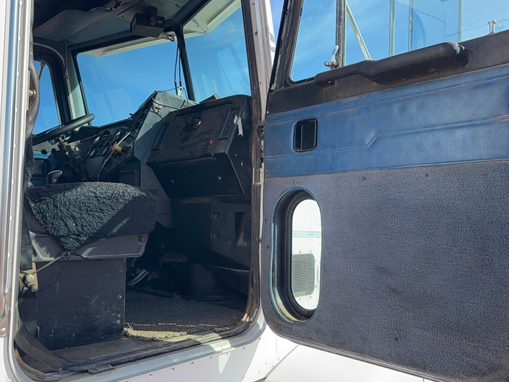 1993-peterbilt-377-image-16