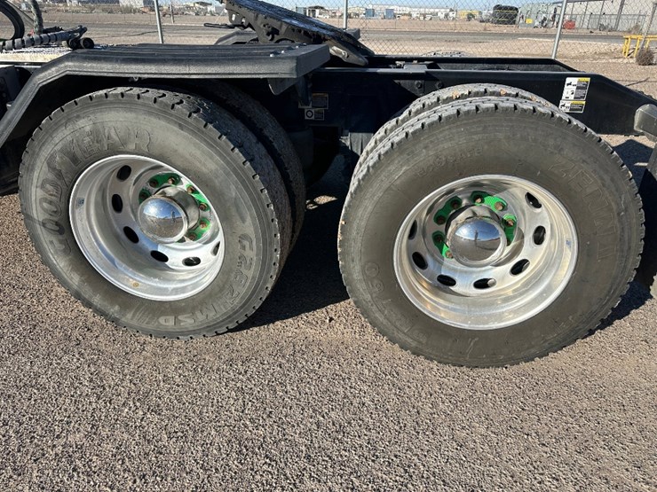 2023-peterbilt-367-image-10