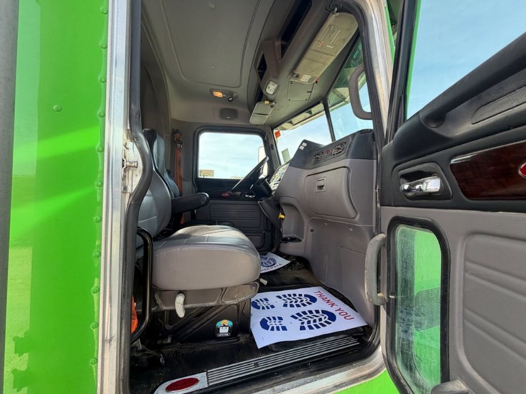 2021-peterbilt-367-image-16