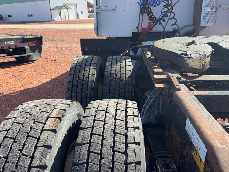 1993-peterbilt-377-image-12