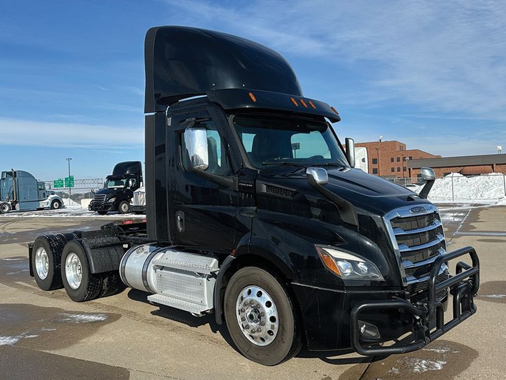 2021-freightliner-cascadia-116-image-2