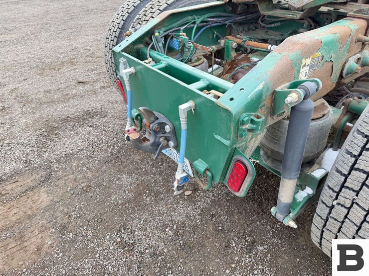 2009-peterbilt-384-image-29