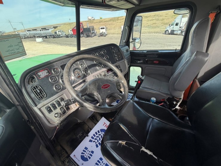 2021-peterbilt-367-image-19
