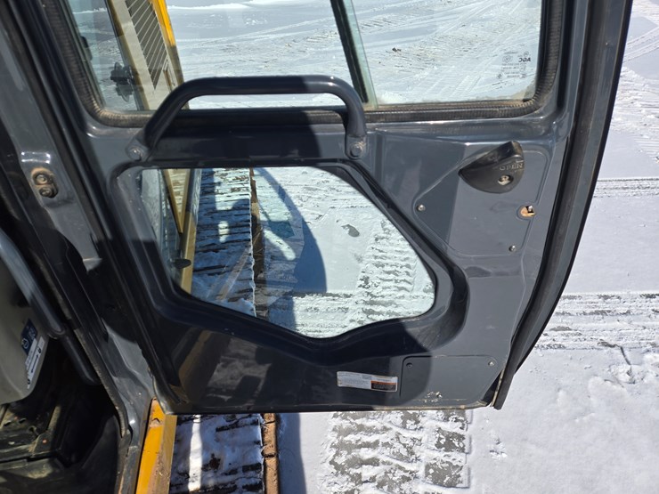 2016-deere-245g-lc-image-58