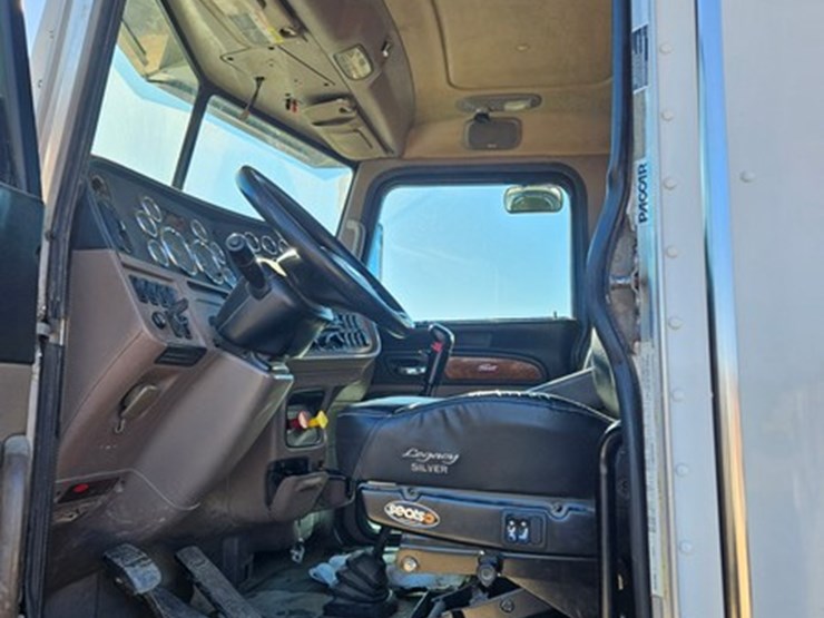 2011-peterbilt-386-image-24