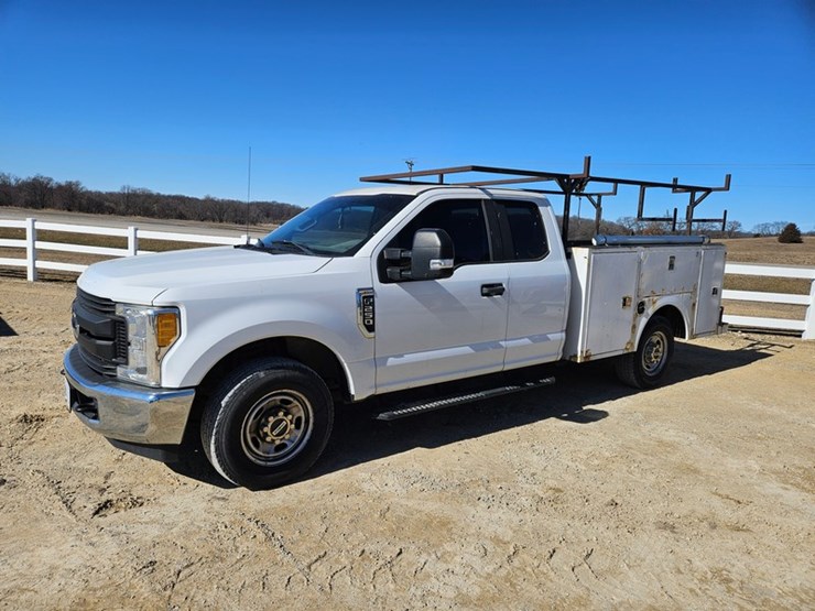 2017-ford-f250-xl-image-1