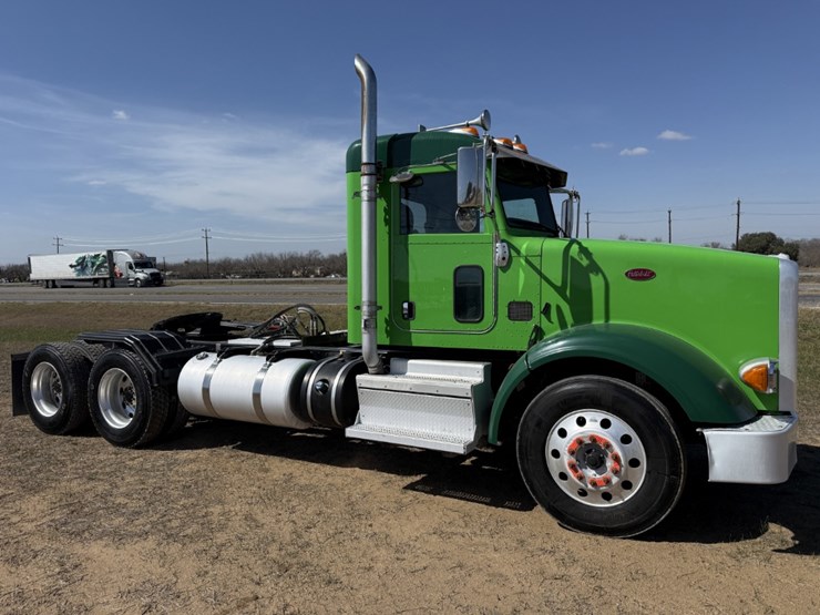 2021-peterbilt-367-image-3