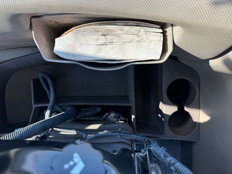 2012-john-deere-8310r-image-94