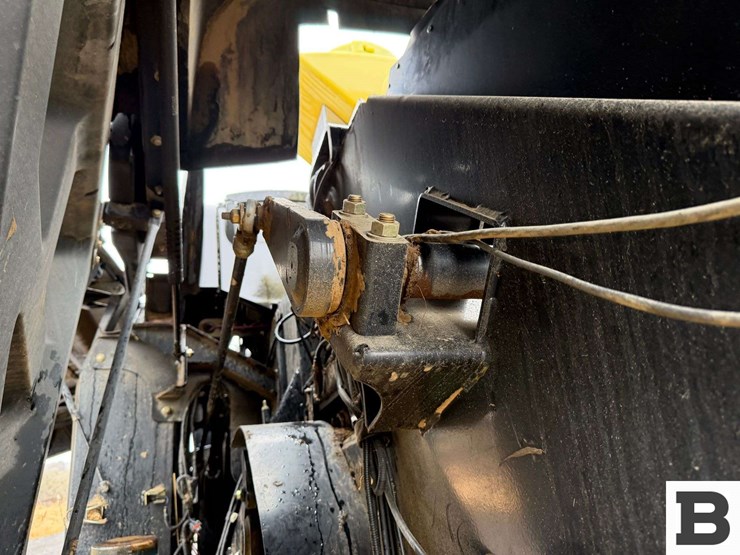 new-holland-340-image-50