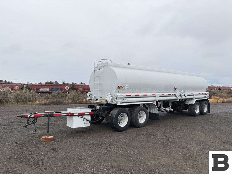 1993-beall-7400-gallon-3-compartment-pull-trailer-image-1