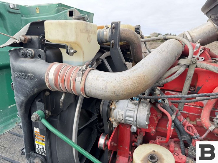 2009-peterbilt-384-image-40