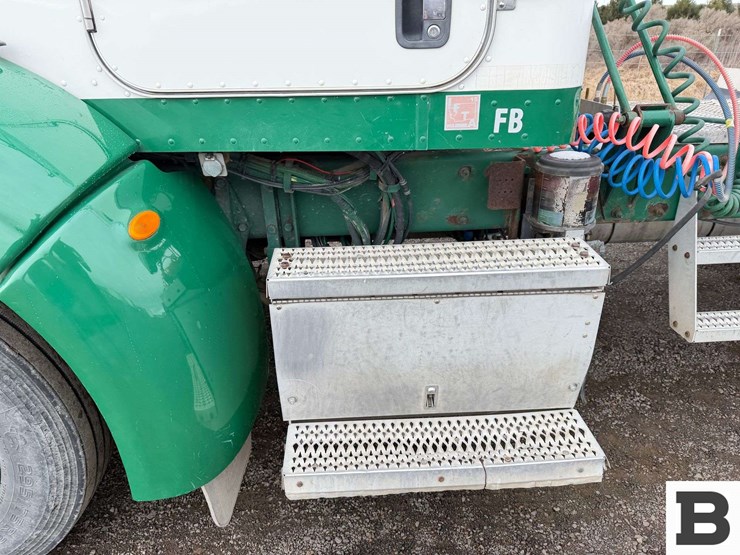2009-peterbilt-384-image-12