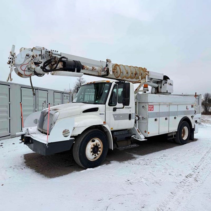 2011 International Digger Derrick Truck