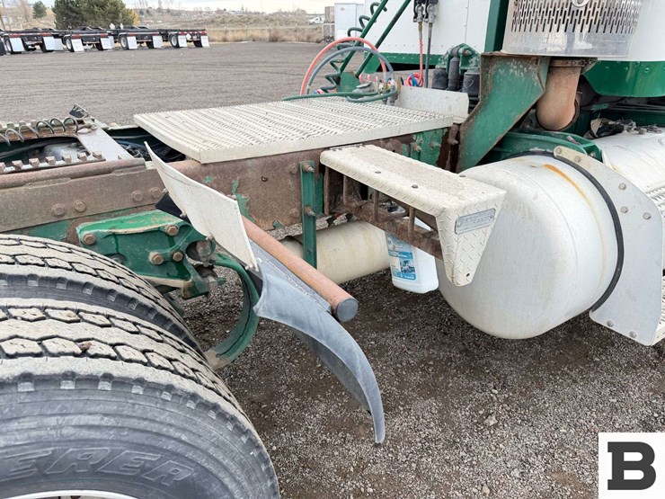 2009-peterbilt-384-image-31