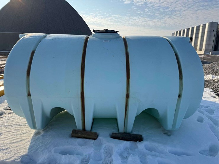 2610-gallon-center-drain-tank-poly-tank-image-1