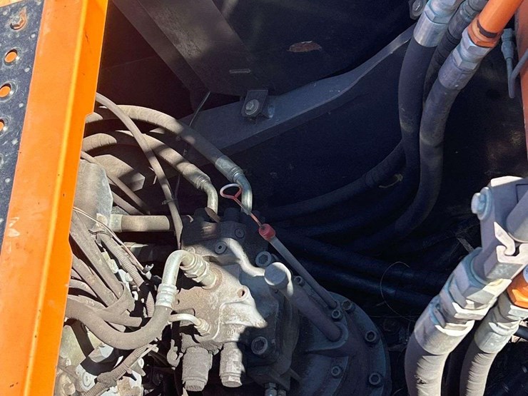 2015-hitachi-zx210-lc-image-10