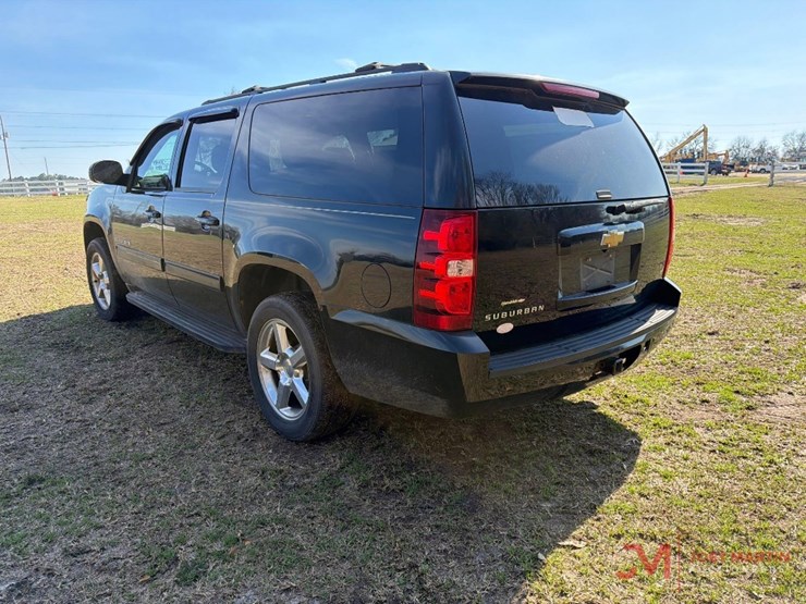 2013-chevrolet-suburban-image-4