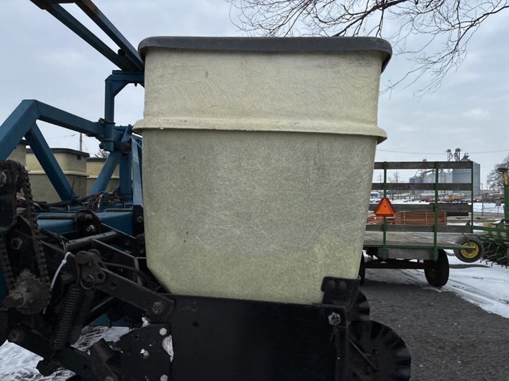 1997-kinze-2600-image-23