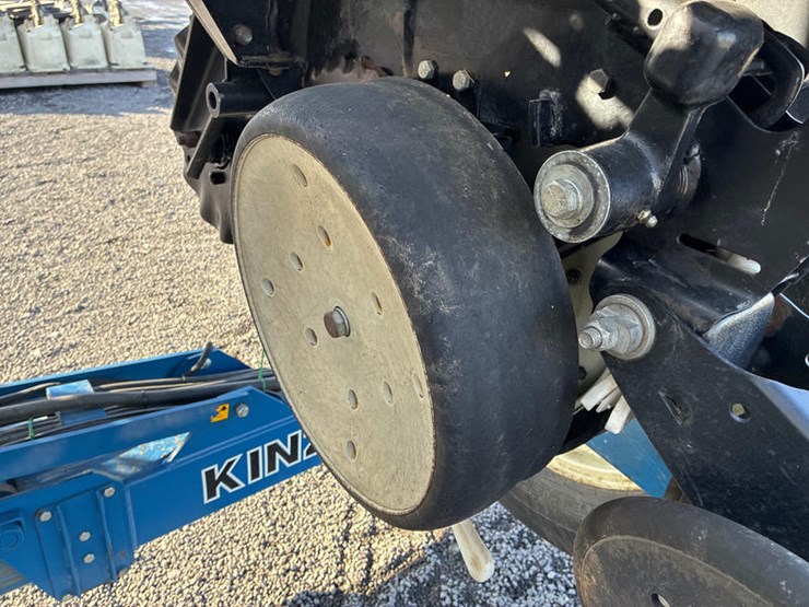 2010-kinze-3600-image-24