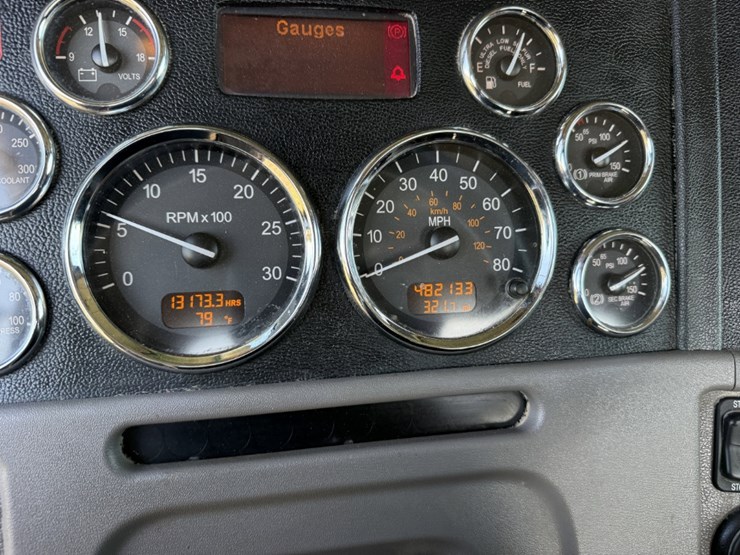 2021-peterbilt-367-image-12