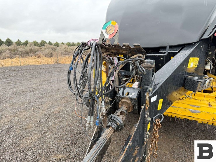 new-holland-340-image-10