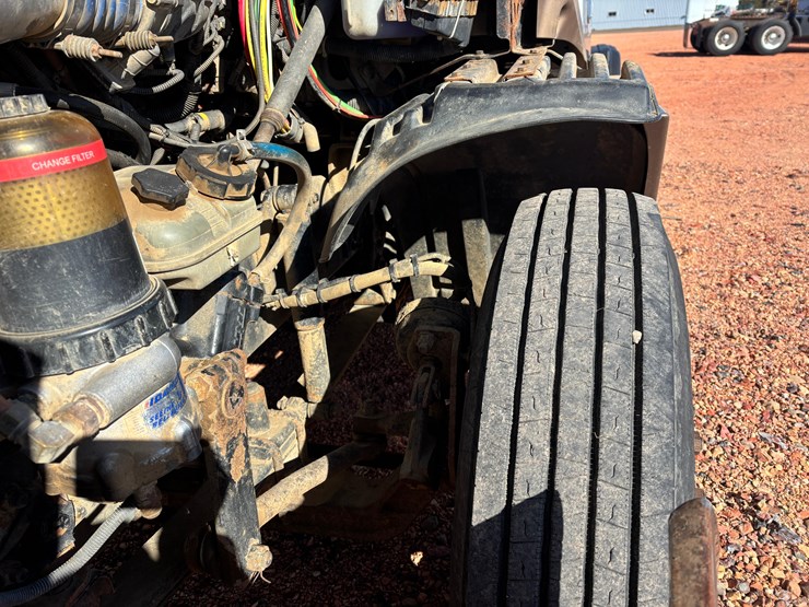 2009-freightliner-columbia-120-image-17