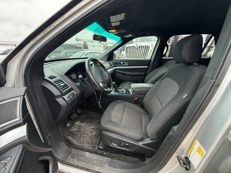 2016-ford-explorer-image-8