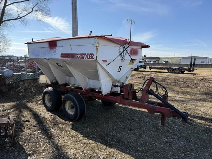 tyler-pull-type-fertilizer-spreader-image-3
