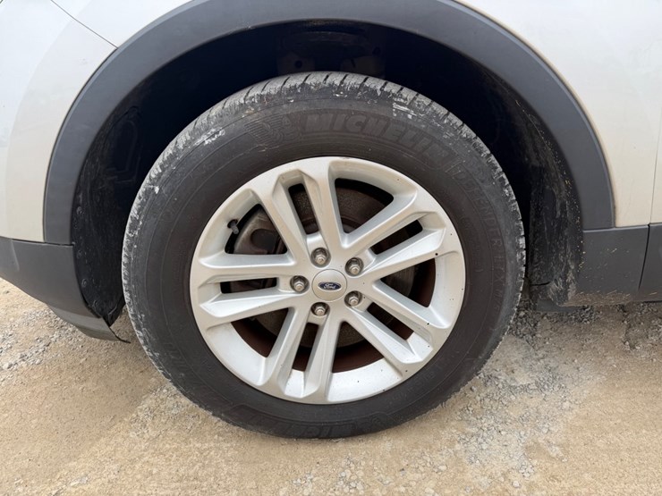 2016-ford-explorer-image-17