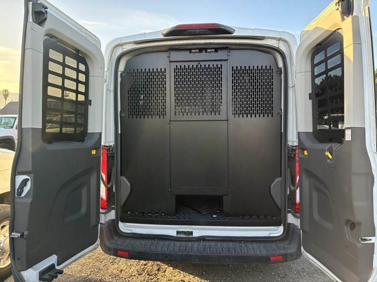 2020-ford-350-image-12