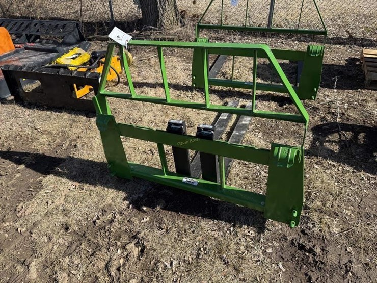 new-kivel-48"-universal-attach-pallet-forks-image-1