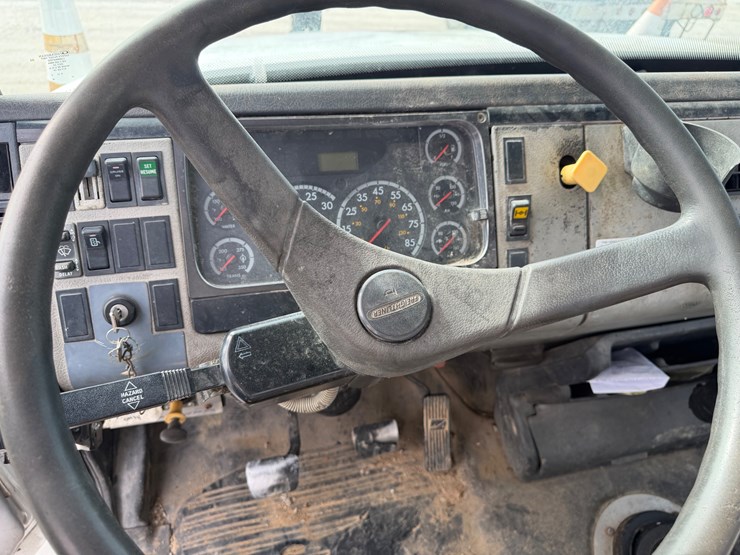 2002-freightliner-fl70-image-16