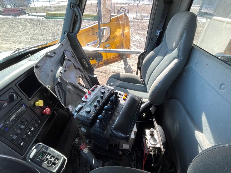 #1016-•-2007-international-plow-truck-(has-mn-title)-image-49