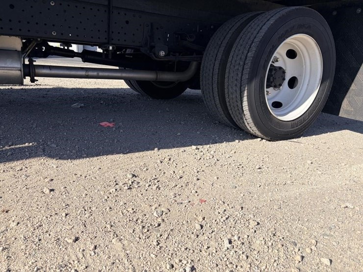 2024-isuzu-npr-image-8