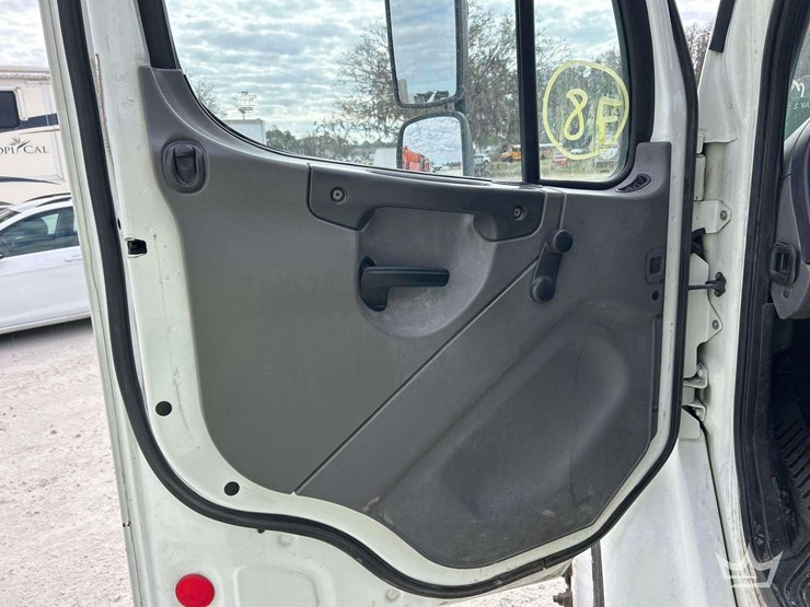 2015-freightliner-m2-106-image-31