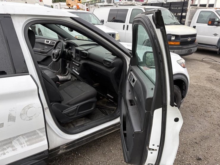 2020-ford-explorer-image-13