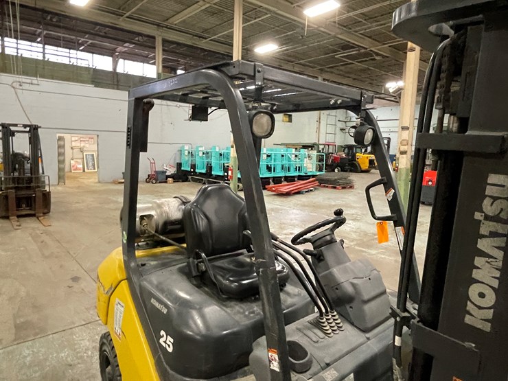 #168-•-2015-komatsu-25-propane-forklift-image-25