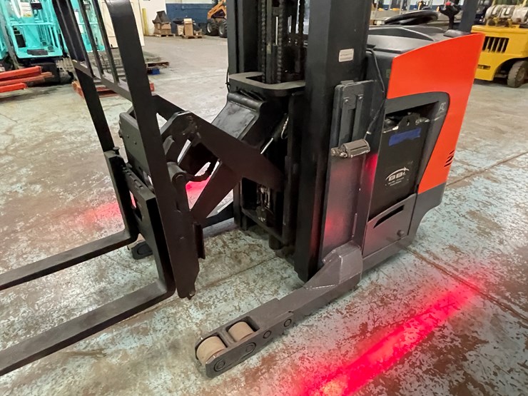 #221-•-2012-toyota-electric-ride-on-reach-truck-image-26