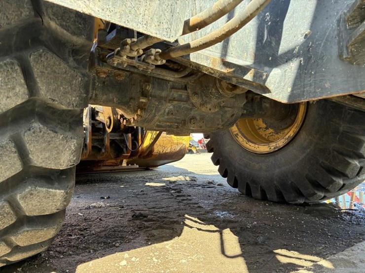 2017-komatsu-wa380-8-image-12