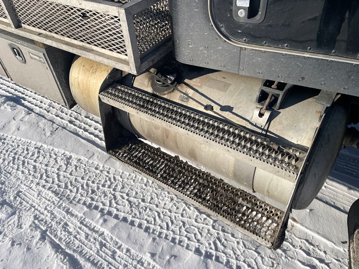 #1459-•-2008-peterbilt-pb335-hook-truck-(has-mn-title)-image-24