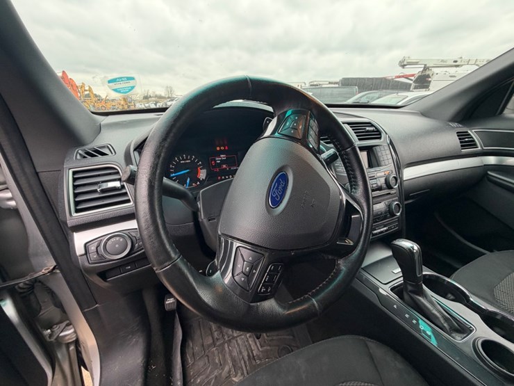 2016-ford-explorer-image-10