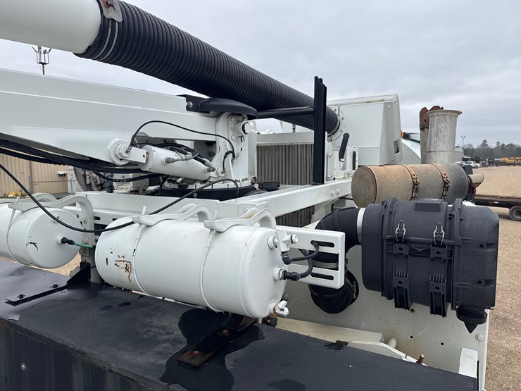 2016-freightliner-114sd-image-30