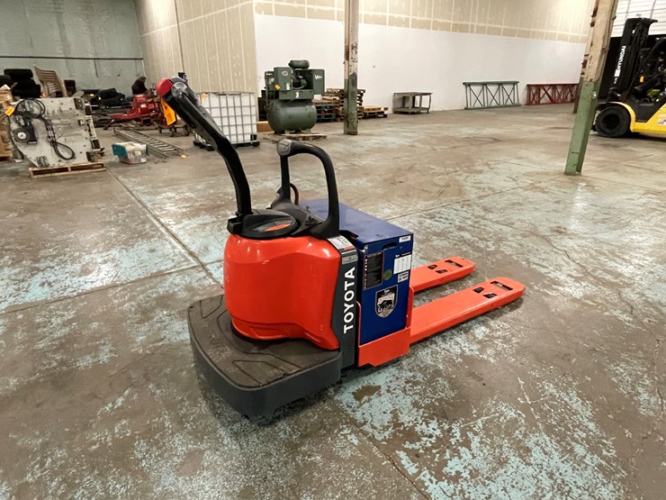 #231-•-toyota-ride-on-electric-pallet-jack-image-5