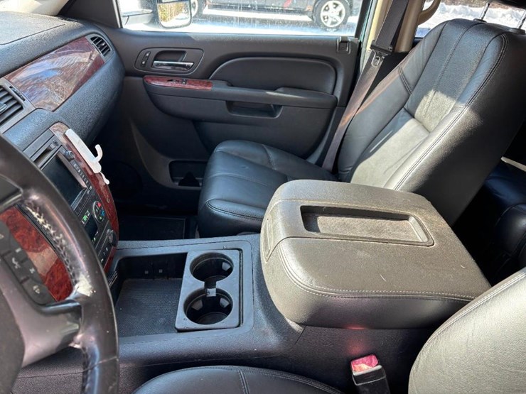 2010-chevrolet-suburban-image-15