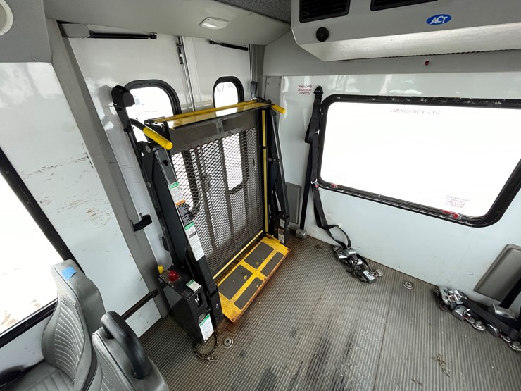 2014-ford-e450-image-47