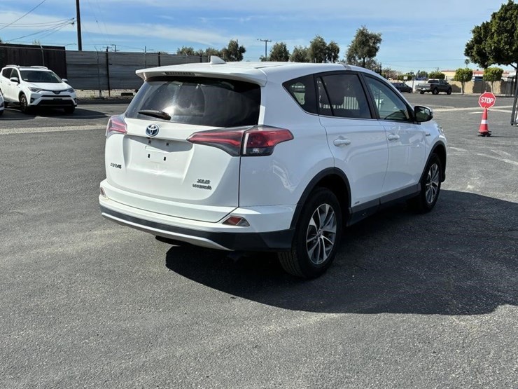 2016-toyota-rav4-image-3