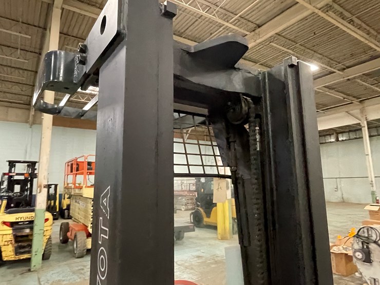 #221-•-2012-toyota-electric-ride-on-reach-truck-image-19